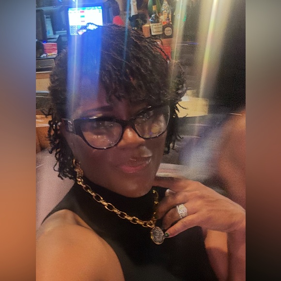 Meet your Posher, Demi - Picture 2 of 2